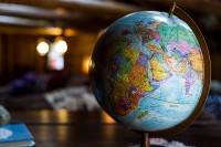 Waak en bid oor die gevare van globalisering