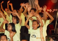 Kinders in Gebed in Myanmar