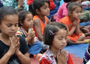 Kinders in Gebed in Jerusalem, Israel en Papoea, Indonesië